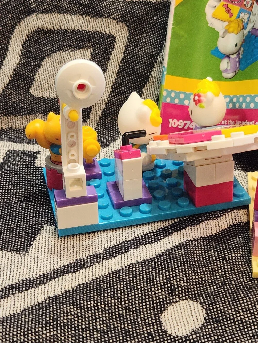 Hello Kitty Mega Bloks Fun At The Arcades 7 Minifig Playset 10974 -  Complete
